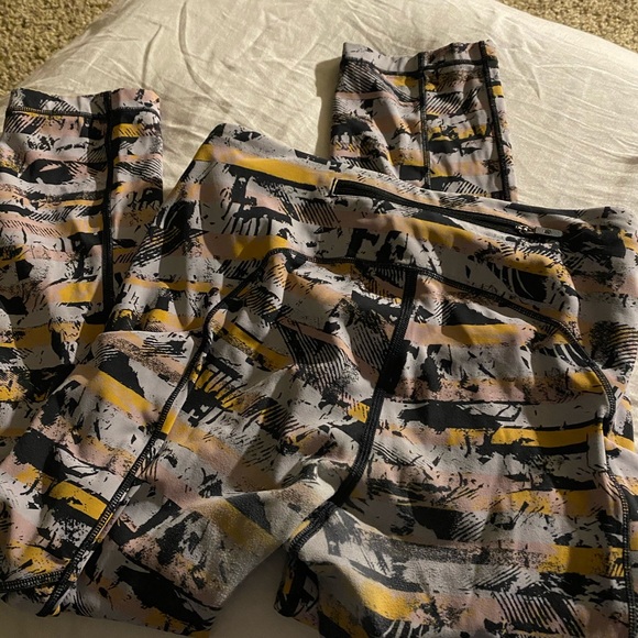 Lululemon crop leggings almost new size 4 - Picture 2 of 2